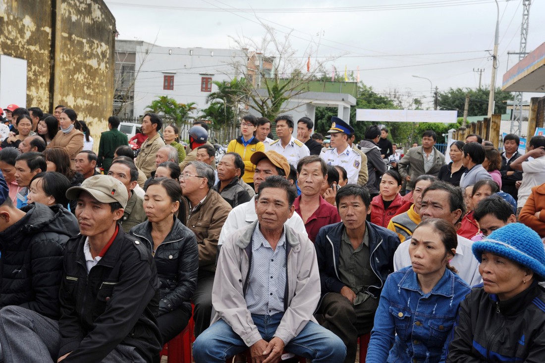 Đem hương xuân sớm đến ngư dân làng biển Hoàng Sa - Ảnh 2.