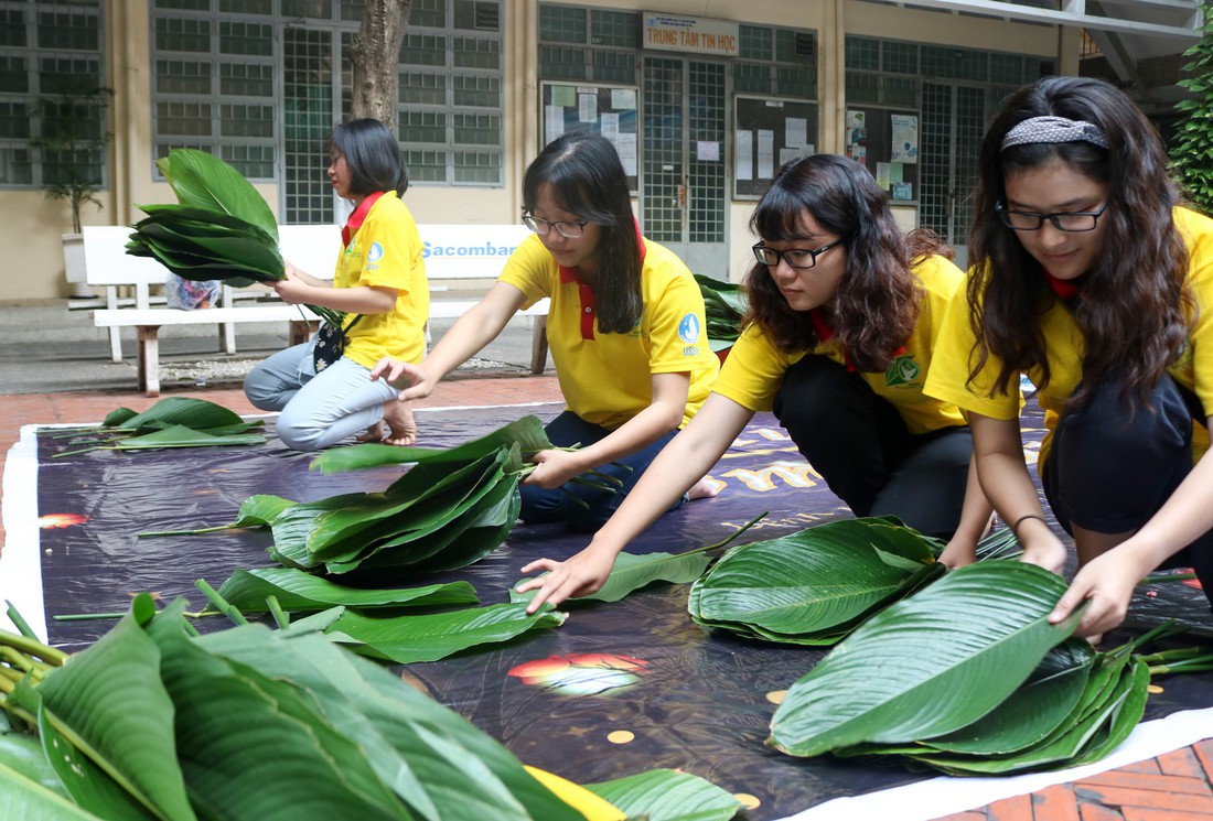 Gần 1.000 bánh chưng, bánh tét tự tay sinh viên gói, nấu gửi bà con - Ảnh 1.