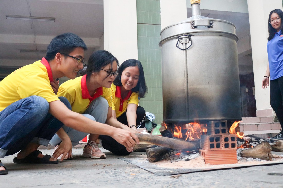 Gần 1.000 bánh chưng, bánh tét tự tay sinh viên gói, nấu gửi bà con - Ảnh 10.