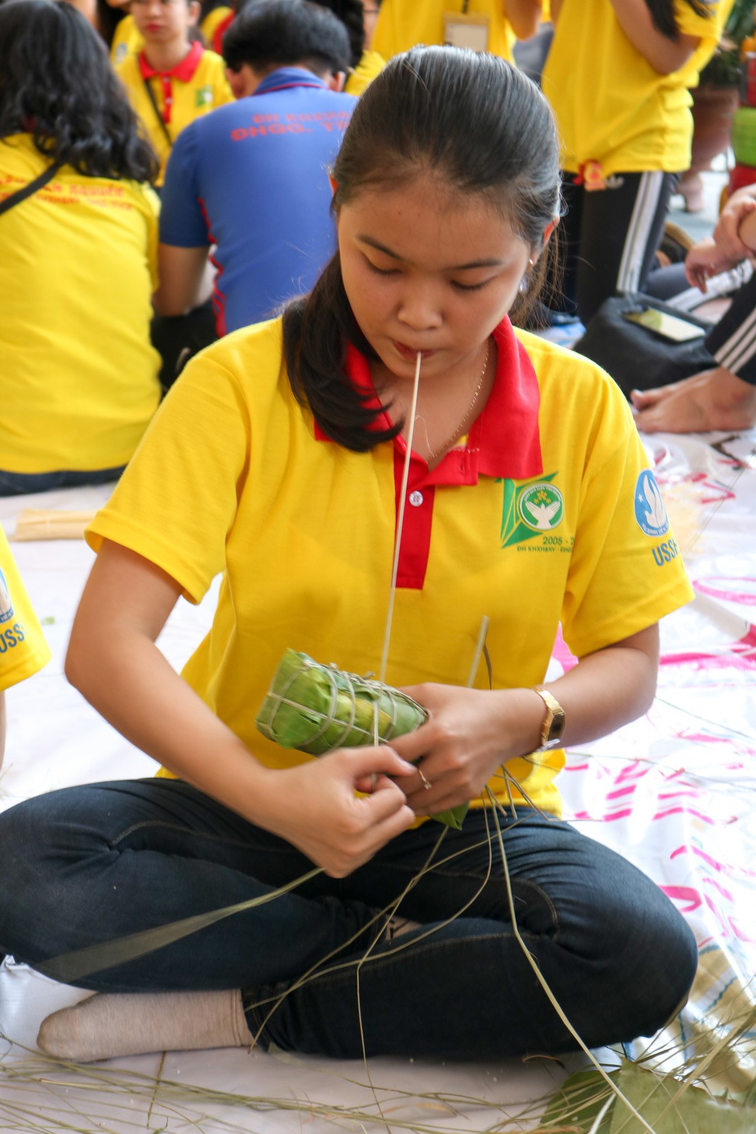 Gần 1.000 bánh chưng, bánh tét tự tay sinh viên gói, nấu gửi bà con - Ảnh 3.