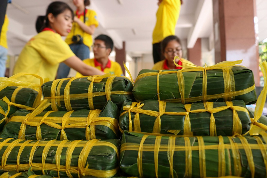 Gần 1.000 bánh chưng, bánh tét tự tay sinh viên gói, nấu gửi bà con - Ảnh 7.