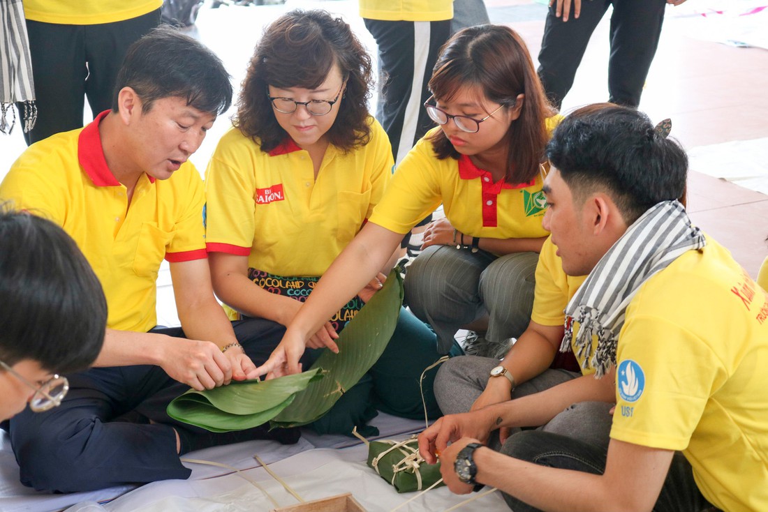 Gần 1.000 bánh chưng, bánh tét tự tay sinh viên gói, nấu gửi bà con - Ảnh 8.