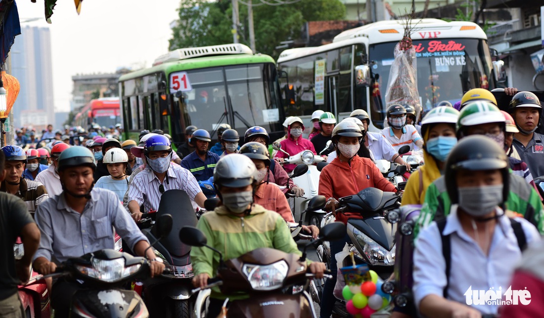 Mới 23 tháng chạp, xe cộ đã đông đặc quanh bến xe Miền Đông - Ảnh 1.