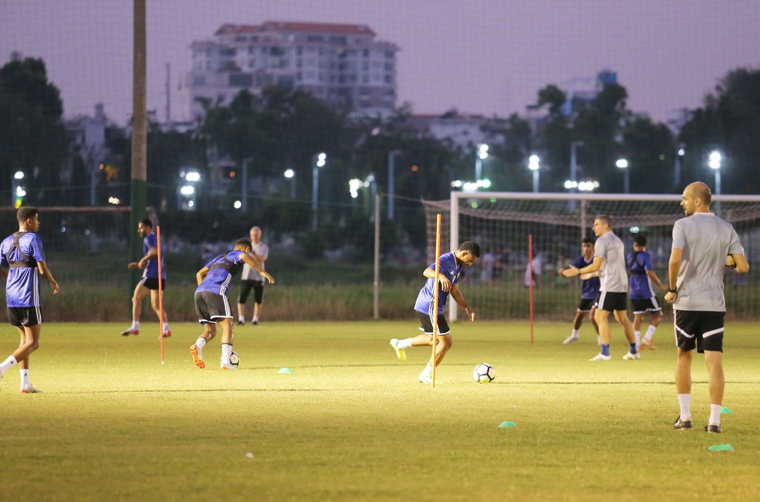 U22 Việt Nam và U22 UAE ngó nhau tập luyện do... chung sân - Ảnh 9.