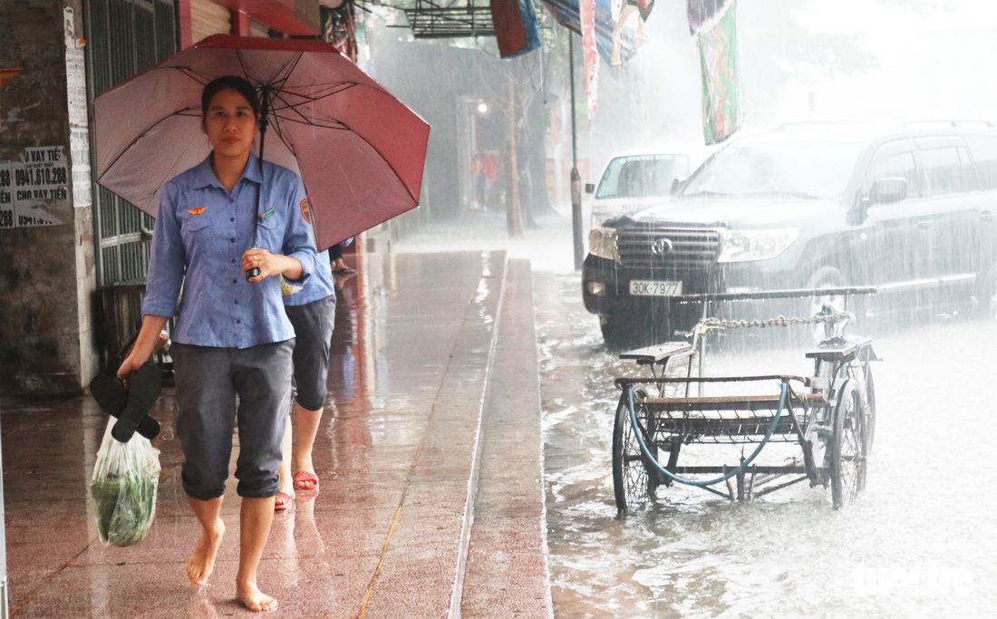 Mưa trắng trời, hàng chục ngàn học sinh Nghệ An - Hà Tĩnh nghỉ học - Ảnh 8.