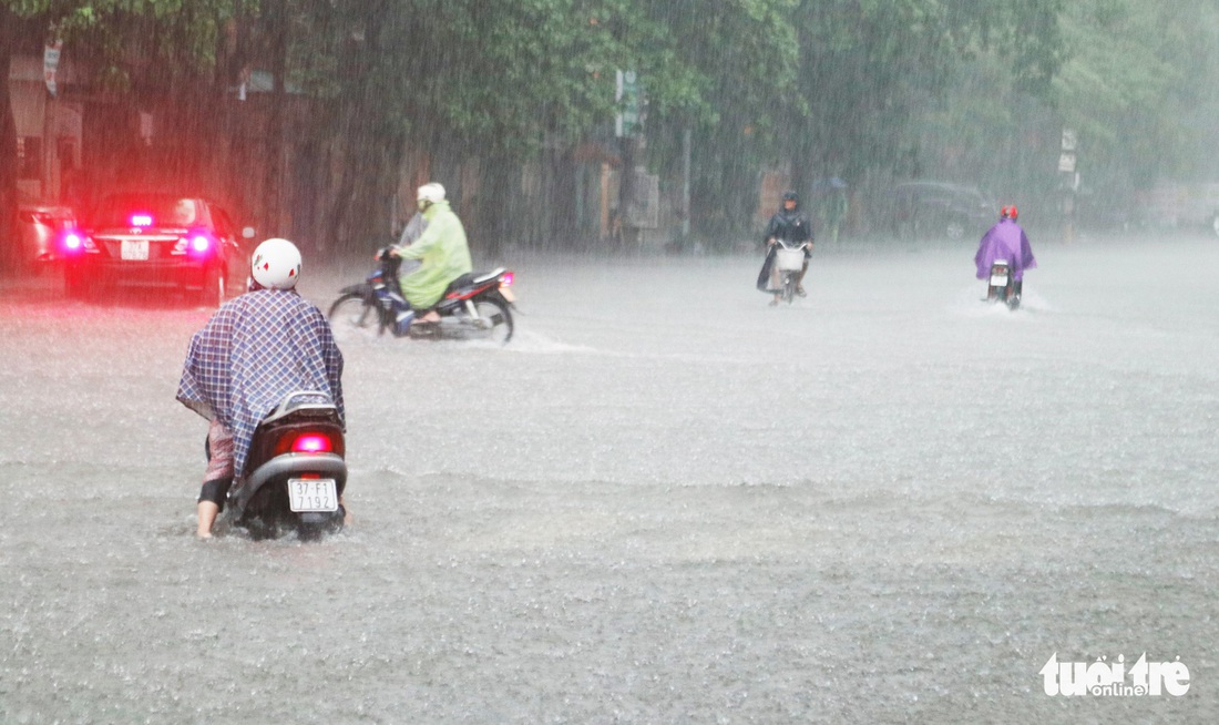 Mưa trắng trời, hàng chục ngàn học sinh Nghệ An - Hà Tĩnh nghỉ học - Ảnh 4.