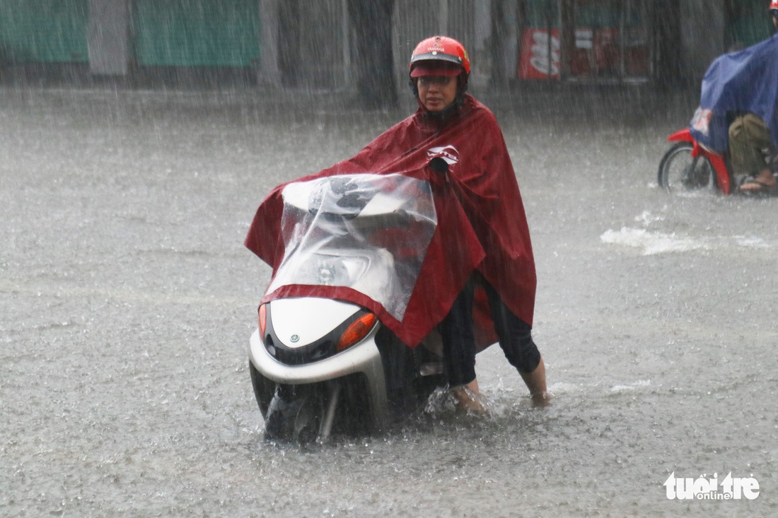 Mưa trắng trời, hàng chục ngàn học sinh Nghệ An - Hà Tĩnh nghỉ học - Ảnh 10.