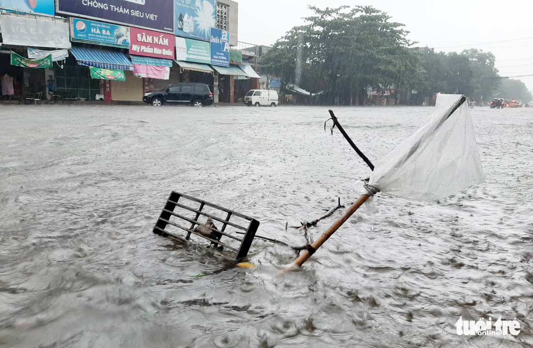 Mưa trắng trời, hàng chục ngàn học sinh Nghệ An - Hà Tĩnh nghỉ học - Ảnh 5.