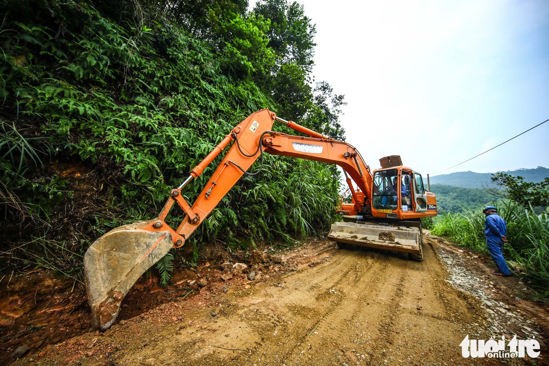 Nơi khởi nguồn sự cố nước sông Đà, mùi dầu thải vẫn xộc lên từ khe suối - Ảnh 5.