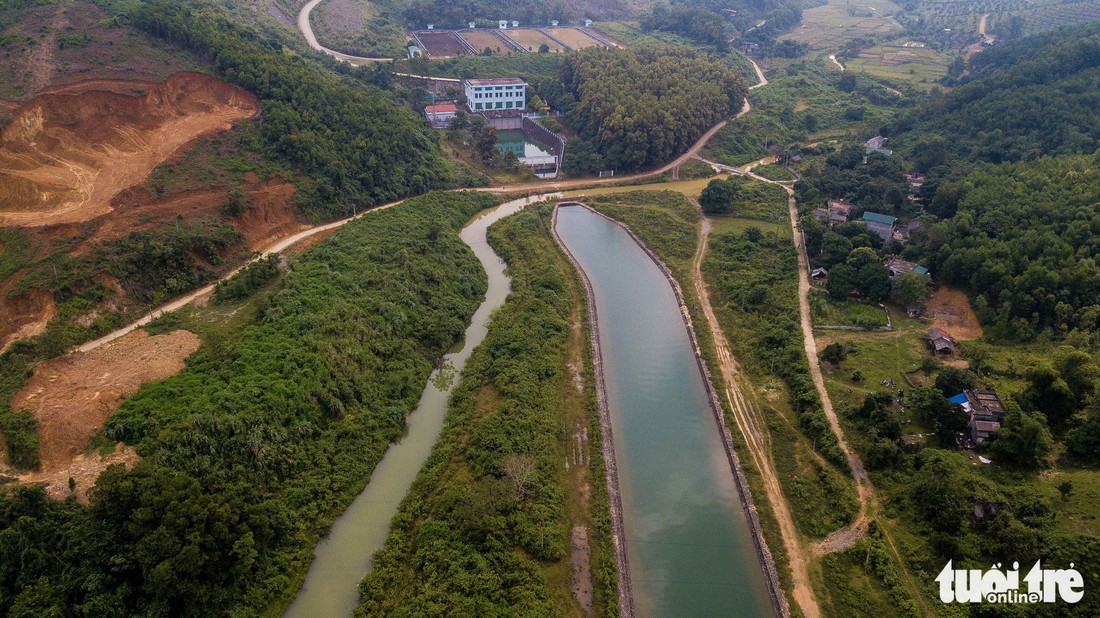 Nơi khởi nguồn sự cố nước sông Đà, mùi dầu thải vẫn xộc lên từ khe suối - Ảnh 7.