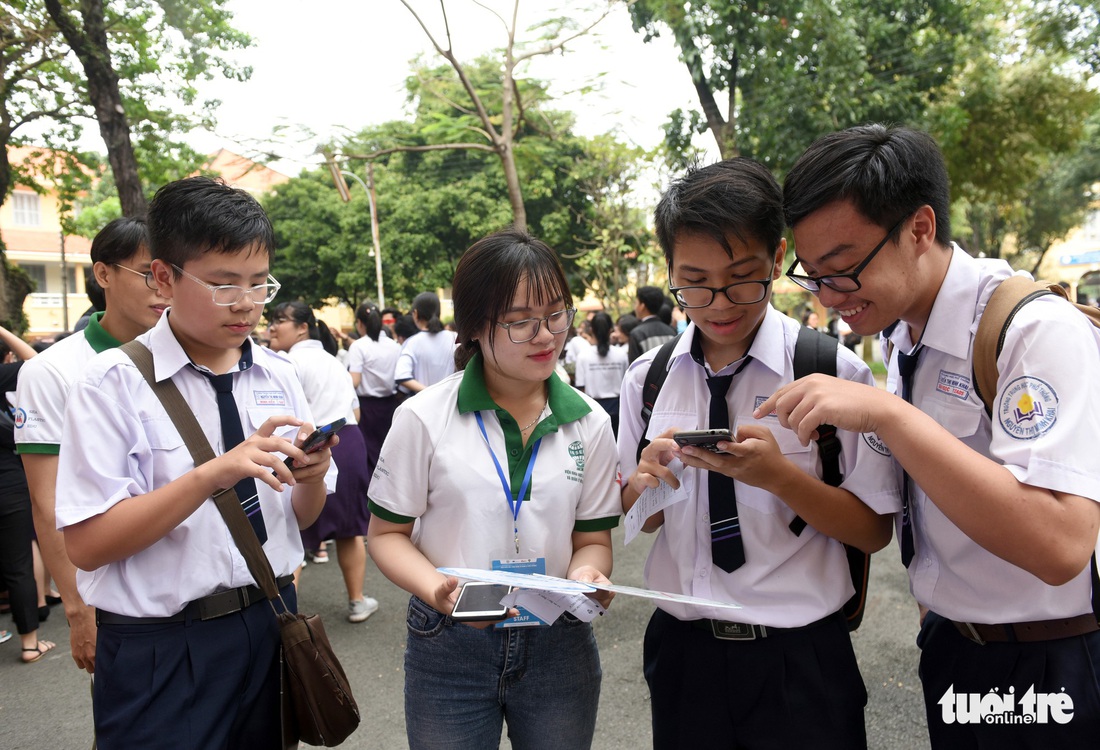 Học trò cấp 3 trổ tài phân loại rác, tìm tuổi cho rác - Ảnh 2.