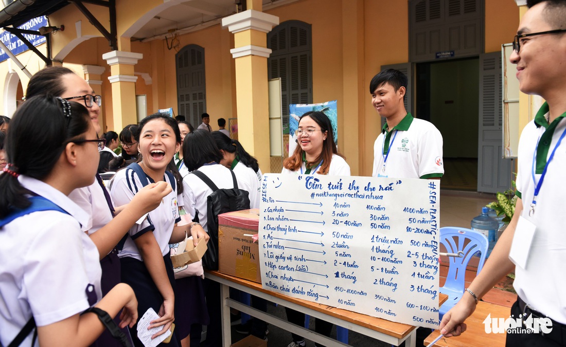 Học trò cấp 3 trổ tài phân loại rác, tìm tuổi cho rác - Ảnh 1.