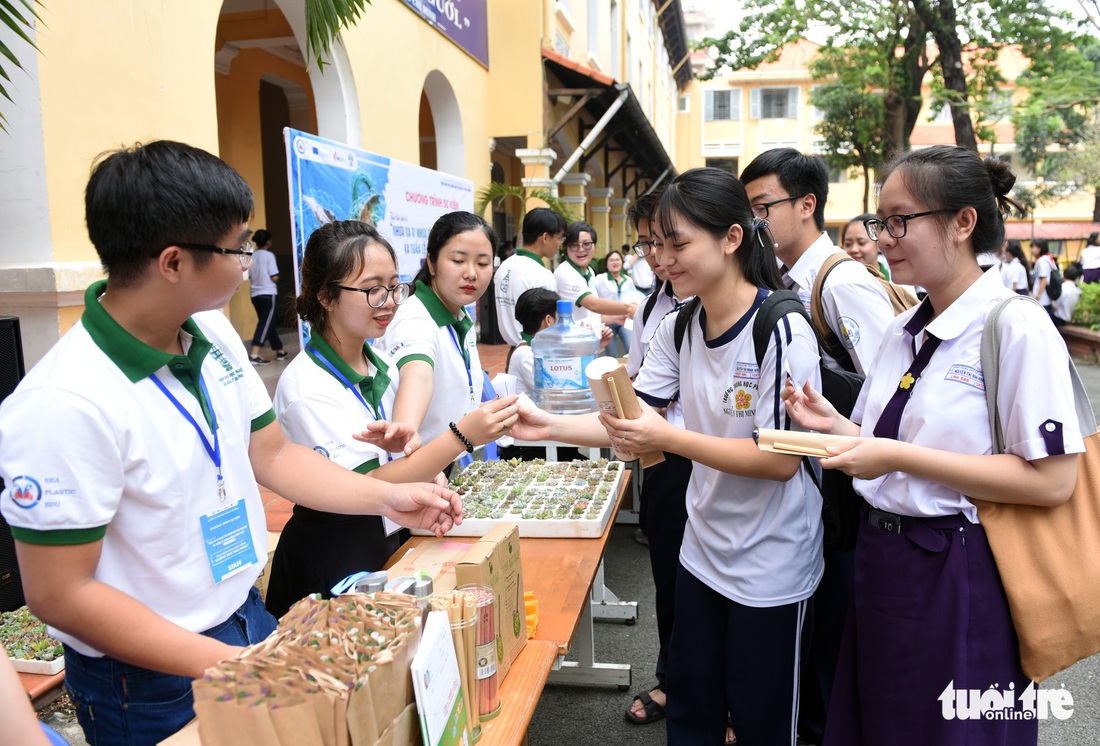 Học trò cấp 3 trổ tài phân loại rác, tìm tuổi cho rác - Ảnh 8.