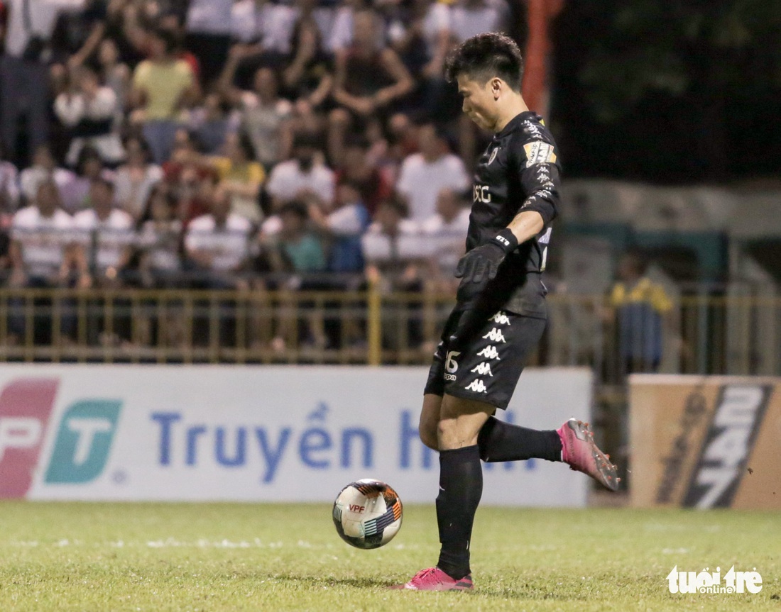 CĐV tràn xuống sân khi Hà Nội FC mừng vô địch V-League 2019 - Ảnh 4.