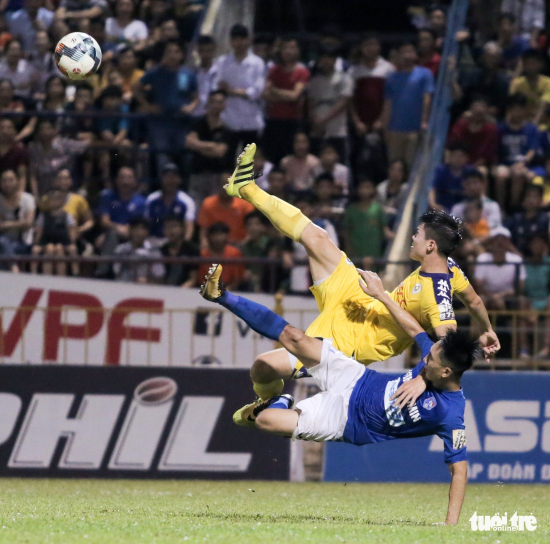 CĐV tràn xuống sân khi Hà Nội FC mừng vô địch V-League 2019 - Ảnh 2.