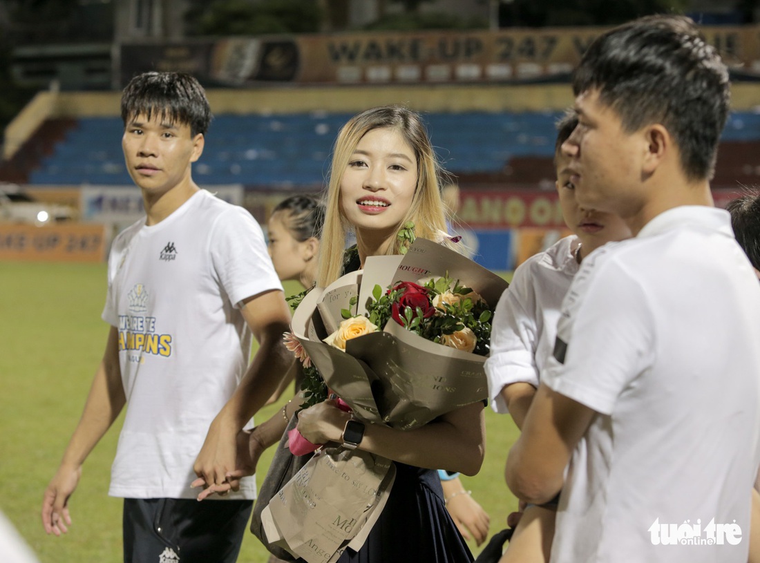 CĐV tràn xuống sân khi Hà Nội FC mừng vô địch V-League 2019 - Ảnh 12.