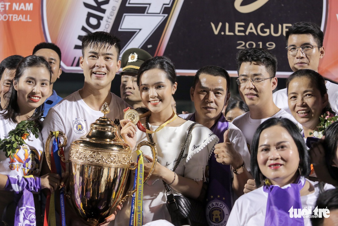 CĐV tràn xuống sân khi Hà Nội FC mừng vô địch V-League 2019 - Ảnh 10.