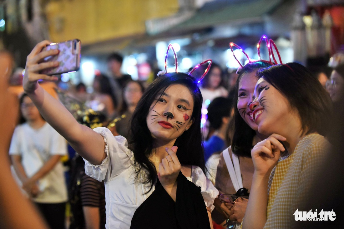 Vui đêm Halloween, Tây ta hòa quyện - Ảnh 5.