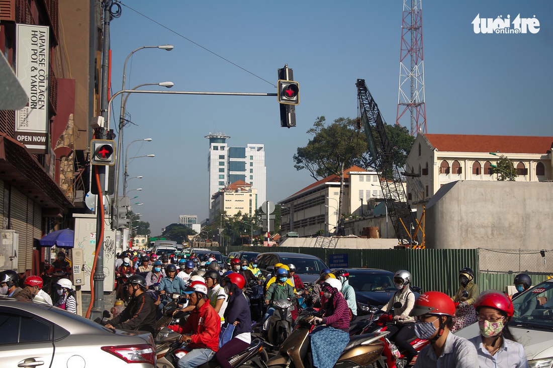 Giao thông khu Hàng Xanh, Nguyễn Hữu Cảnh vỡ trận ngay ngày đầu tuần - Ảnh 1.