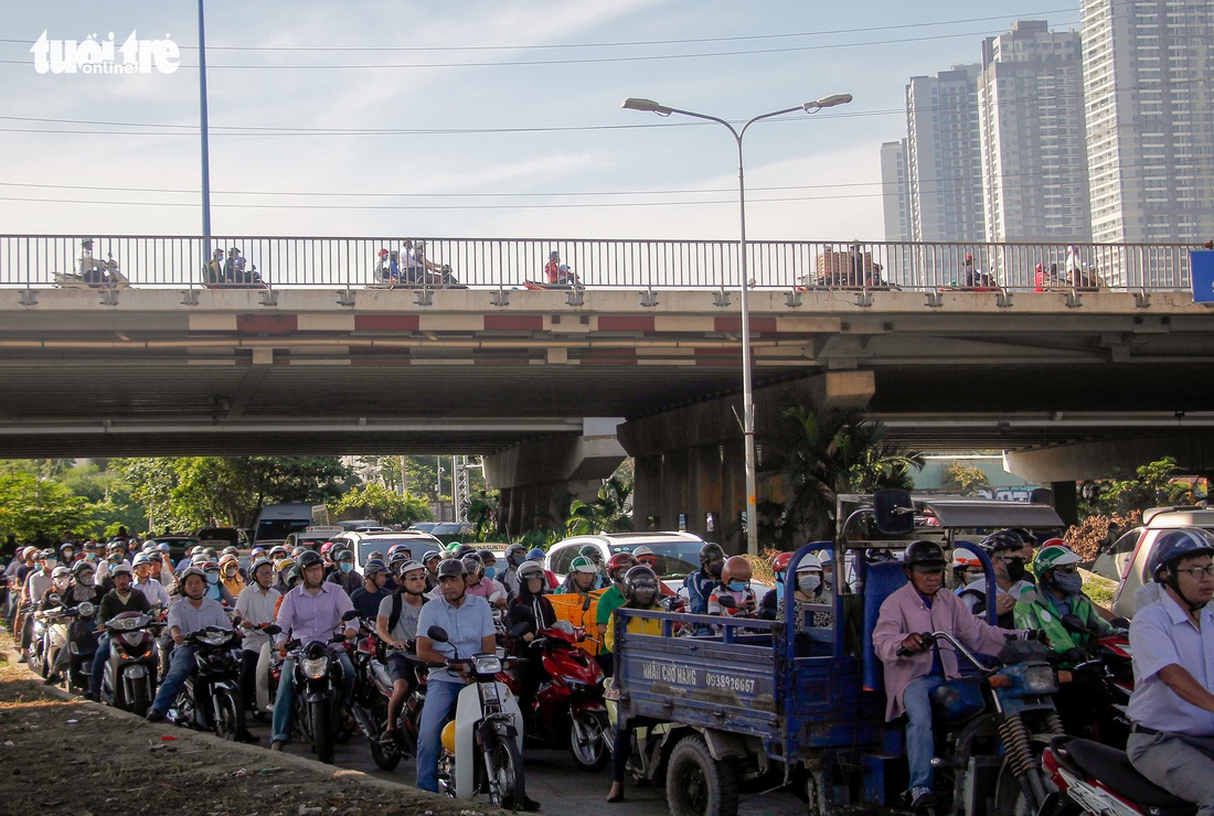 Giao thông khu Hàng Xanh, Nguyễn Hữu Cảnh vỡ trận ngay ngày đầu tuần - Ảnh 3.