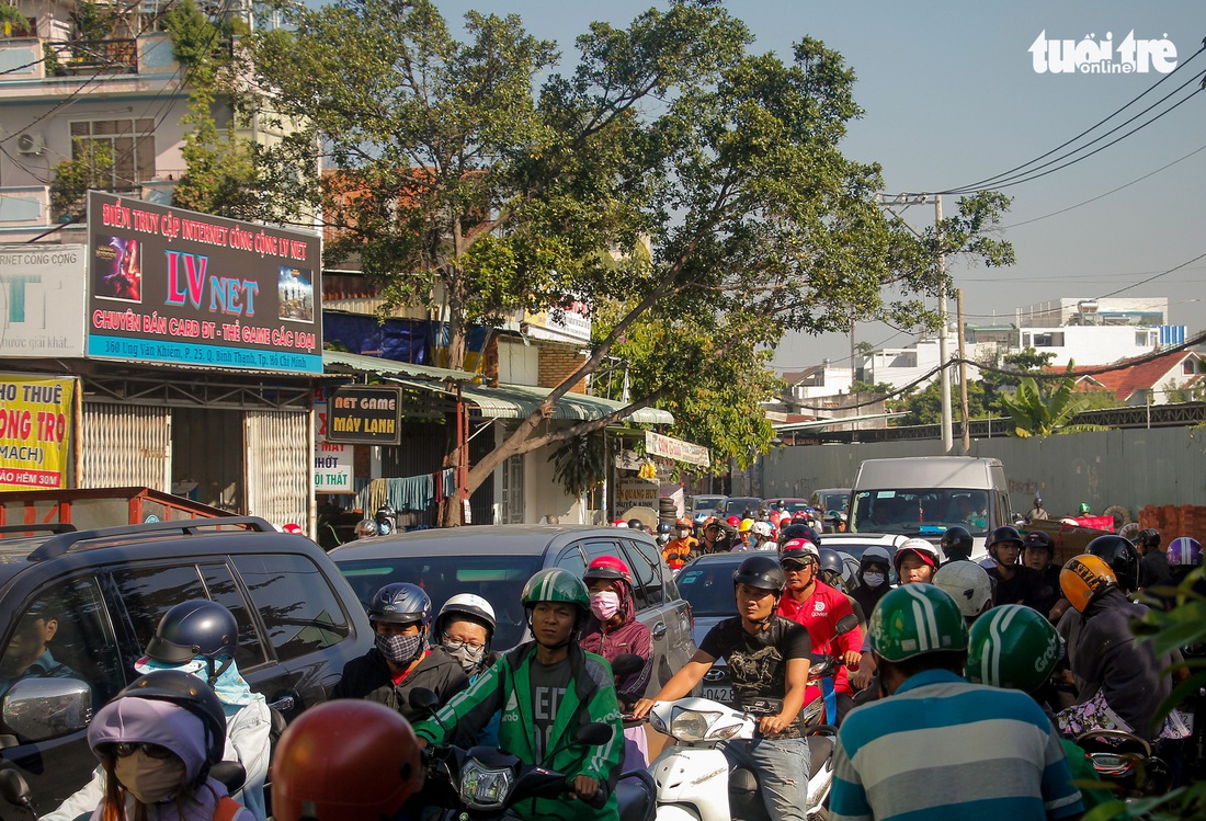 Giao thông khu Hàng Xanh, Nguyễn Hữu Cảnh vỡ trận ngay ngày đầu tuần - Ảnh 2.