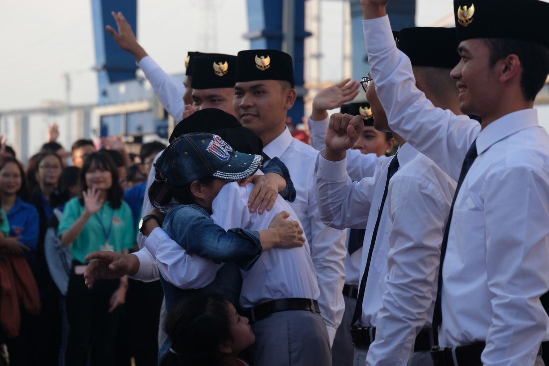 Thủ lĩnh tàu Nippon Maru đàn piano tạm biệt TP.HCM - Ảnh 1.