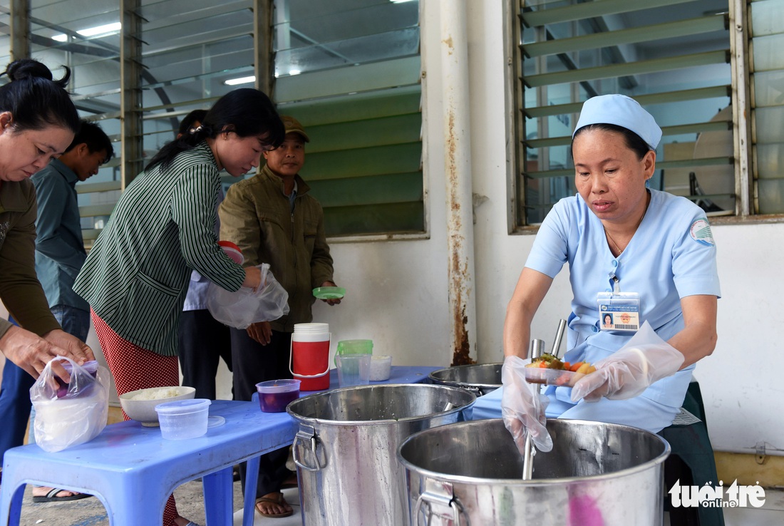 Nữ hộ lý gần 20 năm chăm sóc người dưng - Ảnh 5.