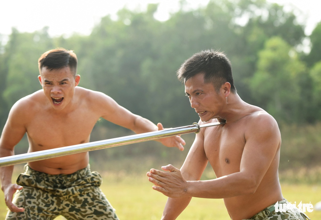 Vào lò đào tạo xem người sắt bay vèo vèo qua vòng lửa - Ảnh 3.