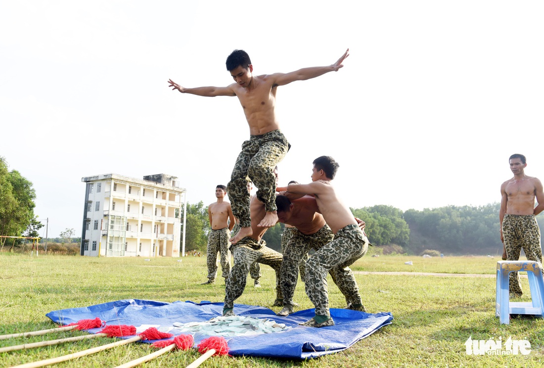 Vào lò đào tạo xem người sắt bay vèo vèo qua vòng lửa - Ảnh 8.