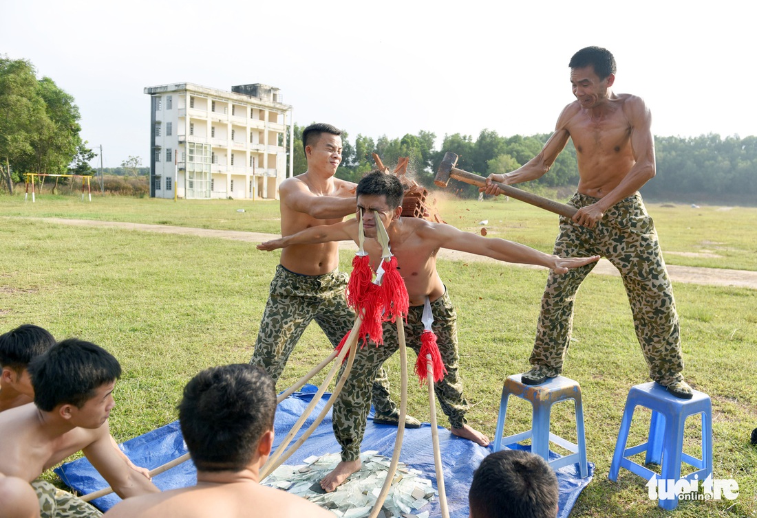 Vào lò đào tạo xem người sắt bay vèo vèo qua vòng lửa - Ảnh 11.