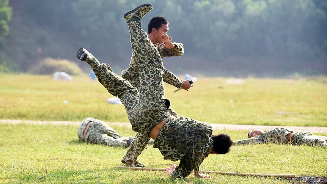 Vào lò đào tạo xem người sắt bay vèo vèo qua vòng lửa - Ảnh 13.