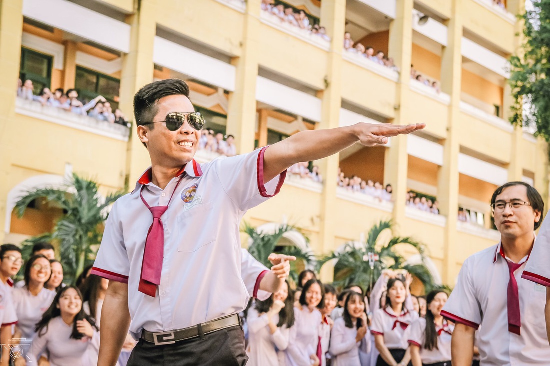 Thầy đeo kính râm, cô buộc tóc chùm nhảy flashmob khiến cả trường rần rần - Ảnh 14.