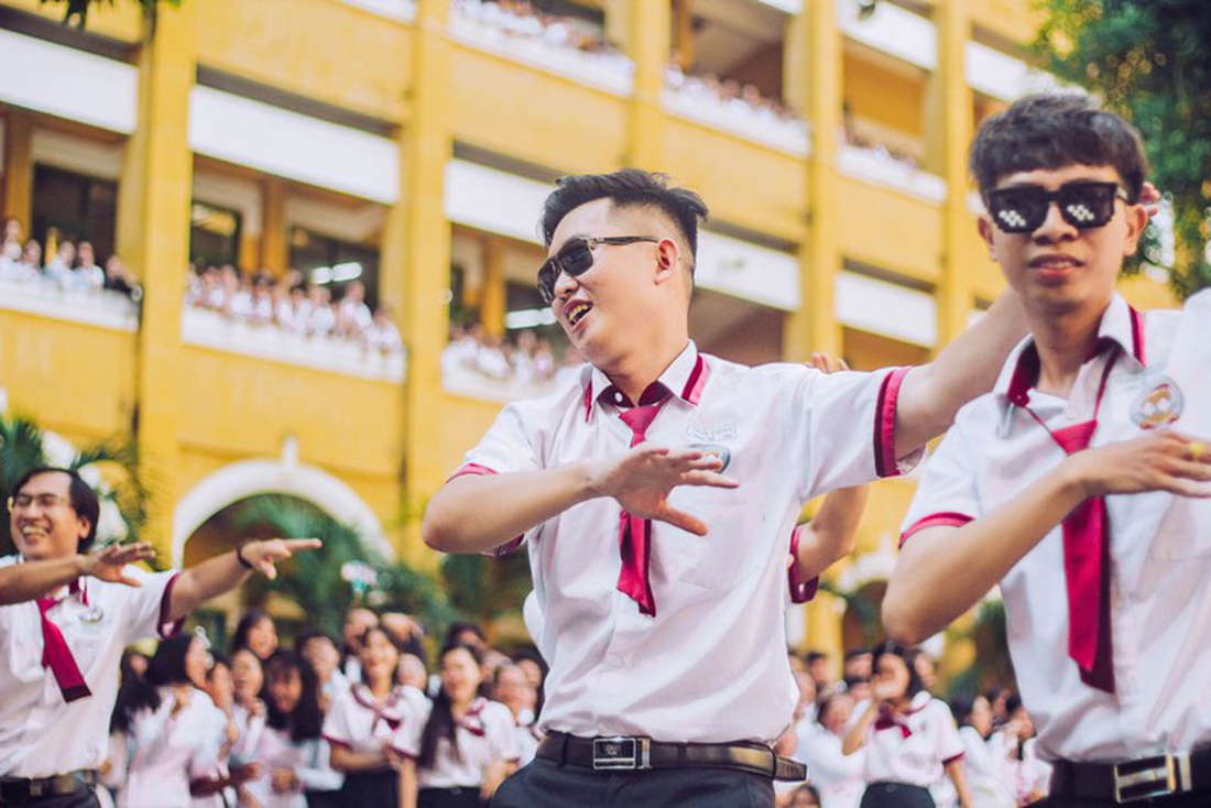 Thầy đeo kính râm, cô buộc tóc chùm nhảy flashmob khiến cả trường rần rần - Ảnh 8.