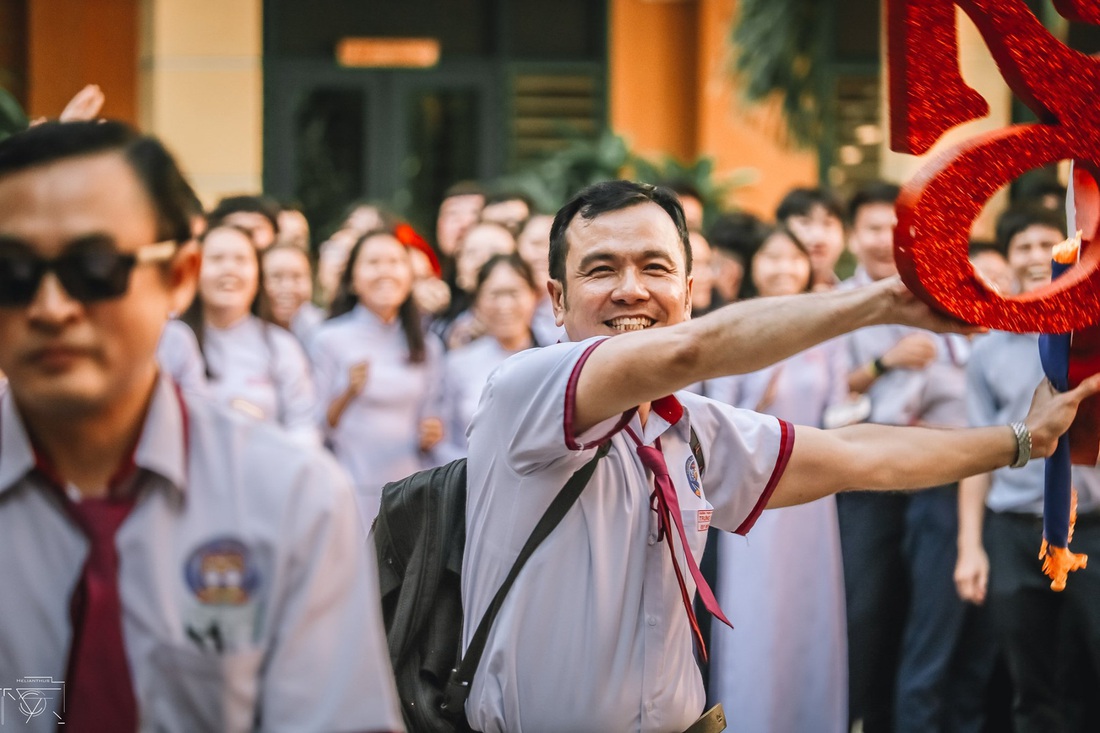 Thầy đeo kính râm, cô buộc tóc chùm nhảy flashmob khiến cả trường rần rần - Ảnh 12.