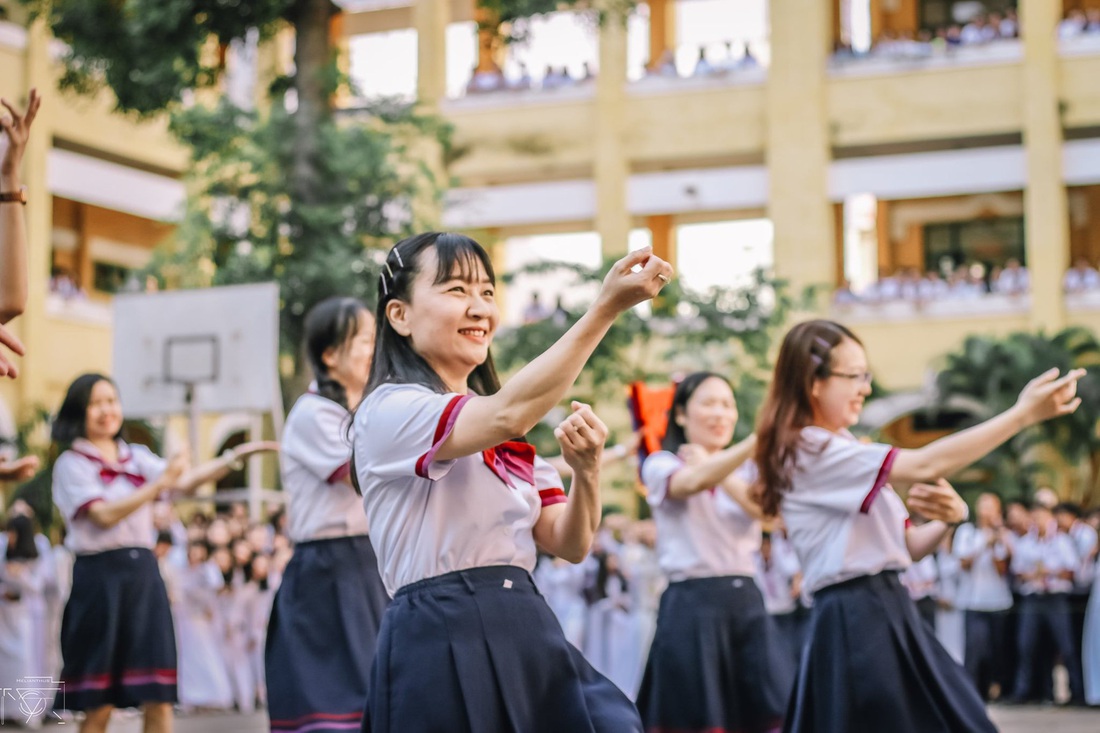 Thầy đeo kính râm, cô buộc tóc chùm nhảy flashmob khiến cả trường rần rần - Ảnh 4.