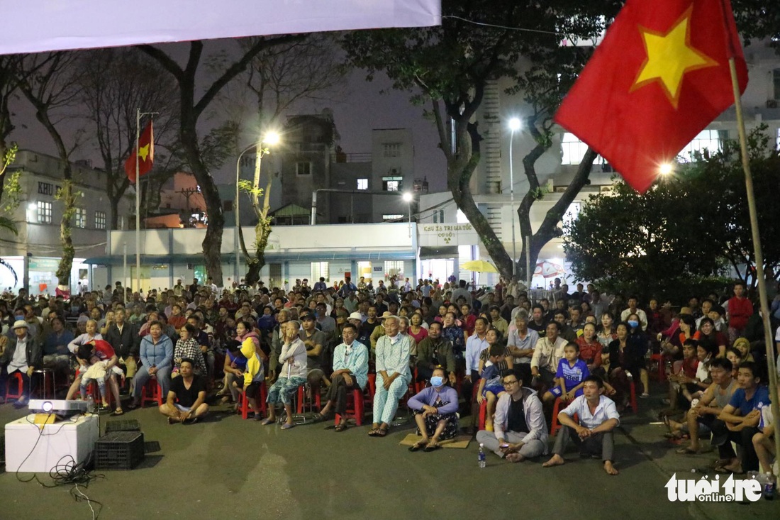 Tạm quên những cơn đau, bệnh nhi ung thư vỡ òa khi Văn Hậu ghi bàn - Ảnh 3.