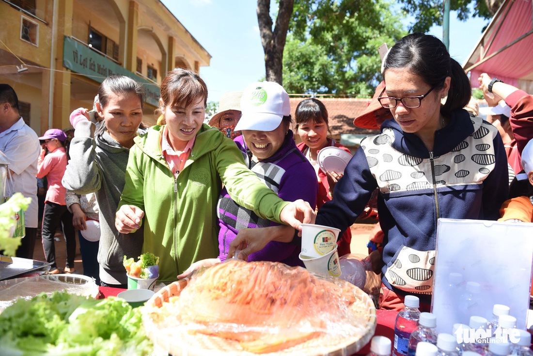 Đại tiệc phở cho trẻ em vùng sâu, hết sạch sành sanh hơn 1.000 suất - Ảnh 7.