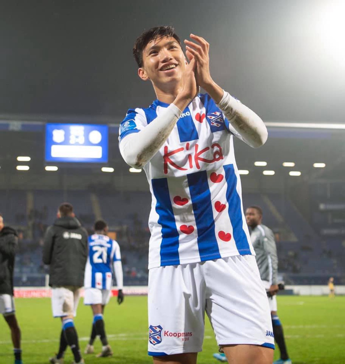 Văn Hậu hòa niềm vui cùng CĐV Hà Lan sau chiến thắng của Heerenveen - Ảnh 7.