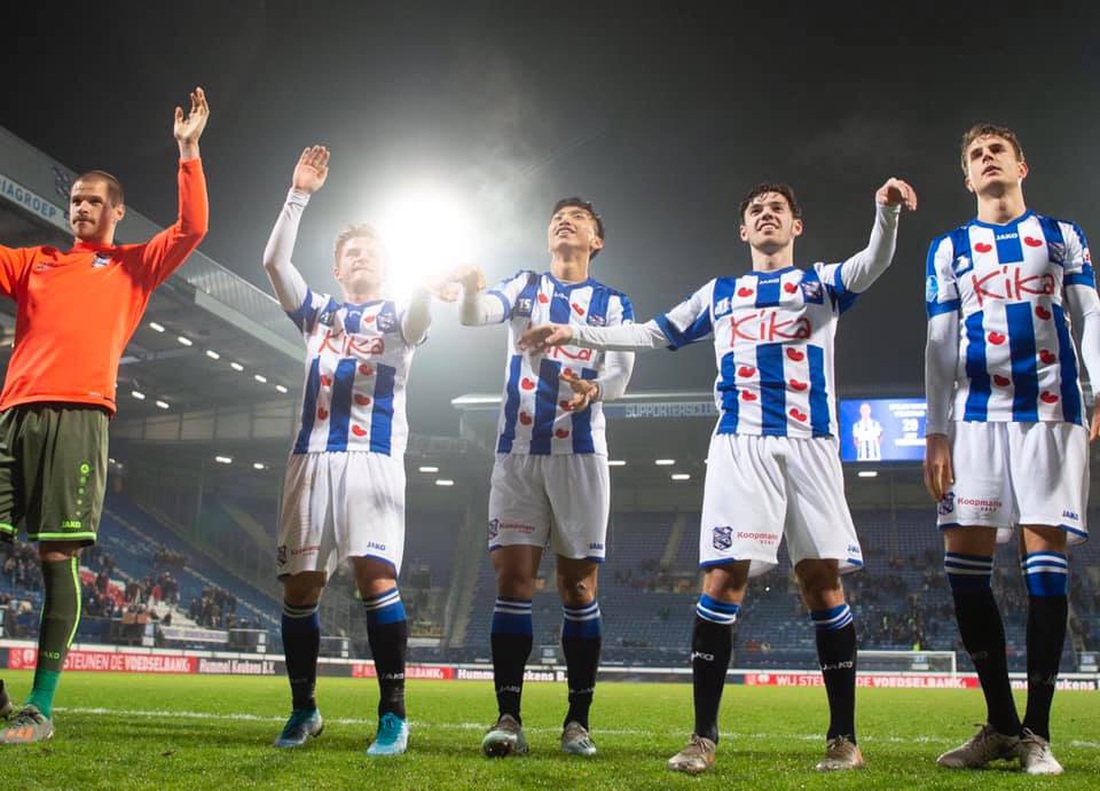 Văn Hậu hòa niềm vui cùng CĐV Hà Lan sau chiến thắng của Heerenveen - Ảnh 4.