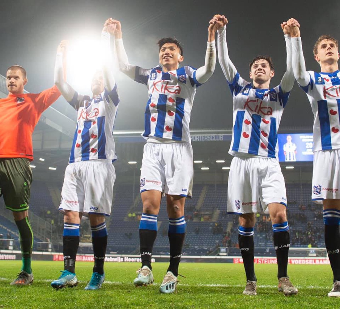 Văn Hậu hòa niềm vui cùng CĐV Hà Lan sau chiến thắng của Heerenveen - Ảnh 5.