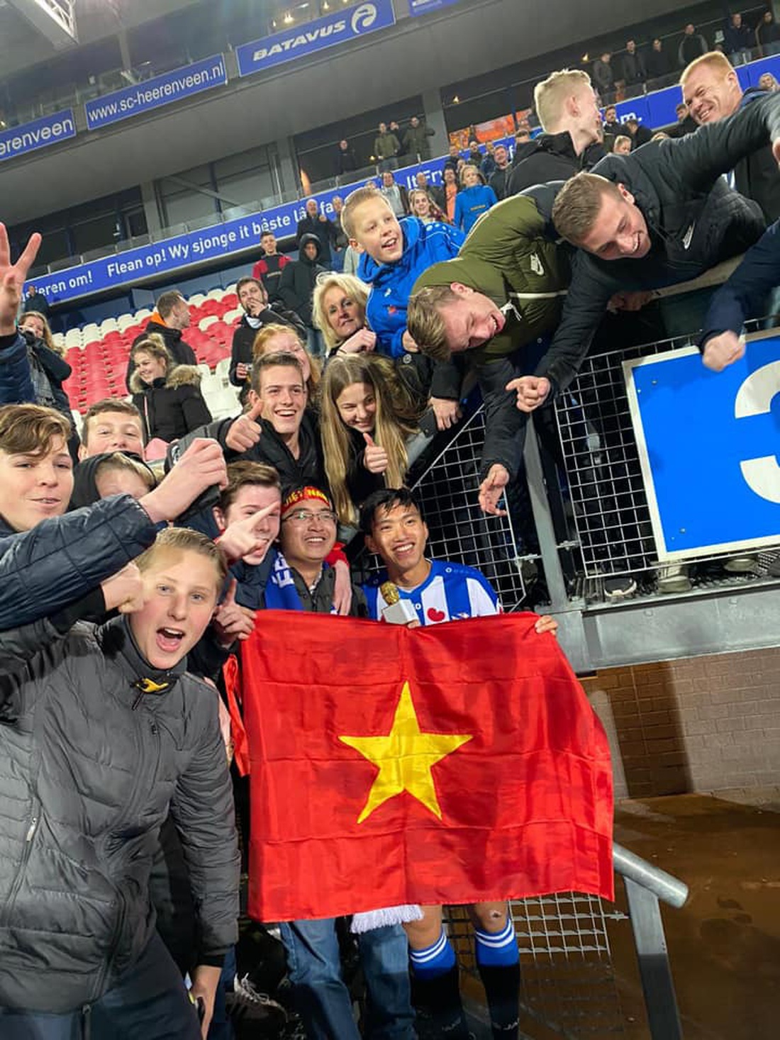 Văn Hậu hòa niềm vui cùng CĐV Hà Lan sau chiến thắng của Heerenveen - Ảnh 8.