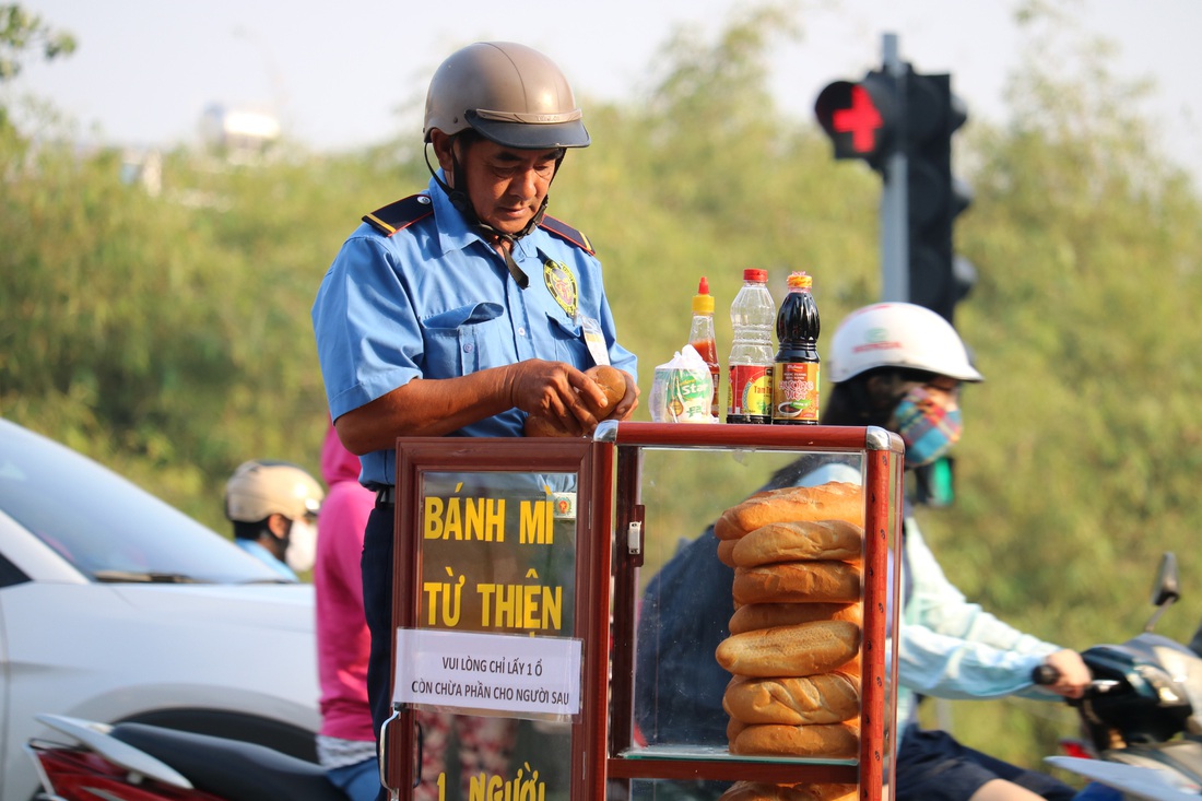 Tủ bánh mì miễn phí trên vỉa hè Sài Gòn của cô sinh viên trường kinh tế - Ảnh 5.