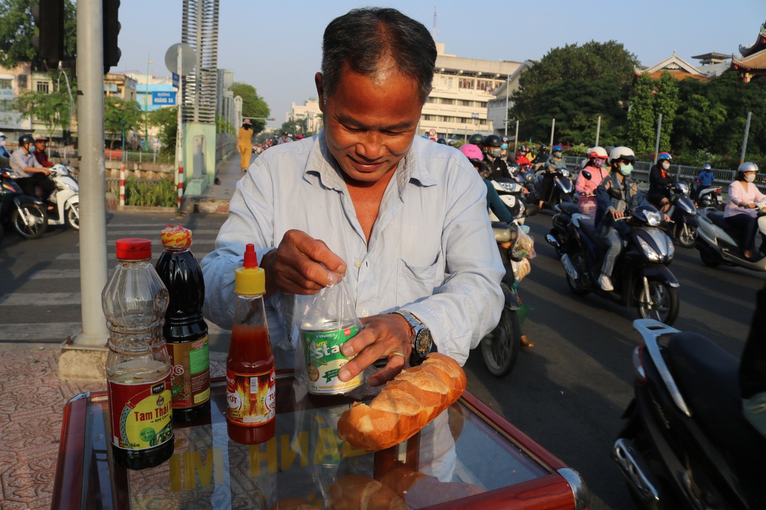 Tủ bánh mì miễn phí trên vỉa hè Sài Gòn của cô sinh viên trường kinh tế - Ảnh 8.