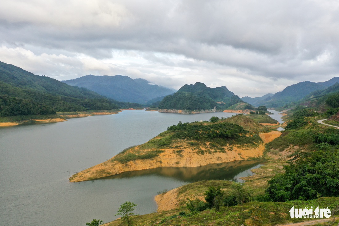 Hoàng hôn vàng trên hồ thủy điện A Vương - Ảnh 5.