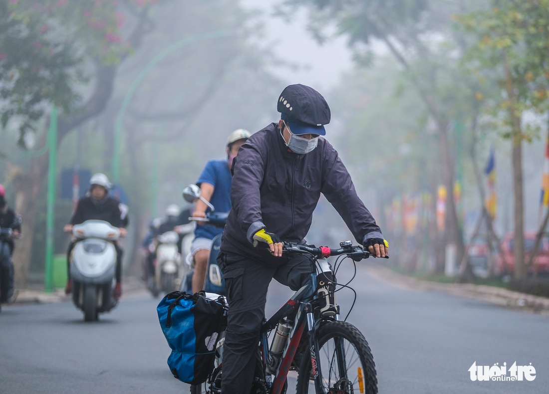 Hà Nội mịt mù như Sa Pa từ sáng đến trưa - Ảnh 9.