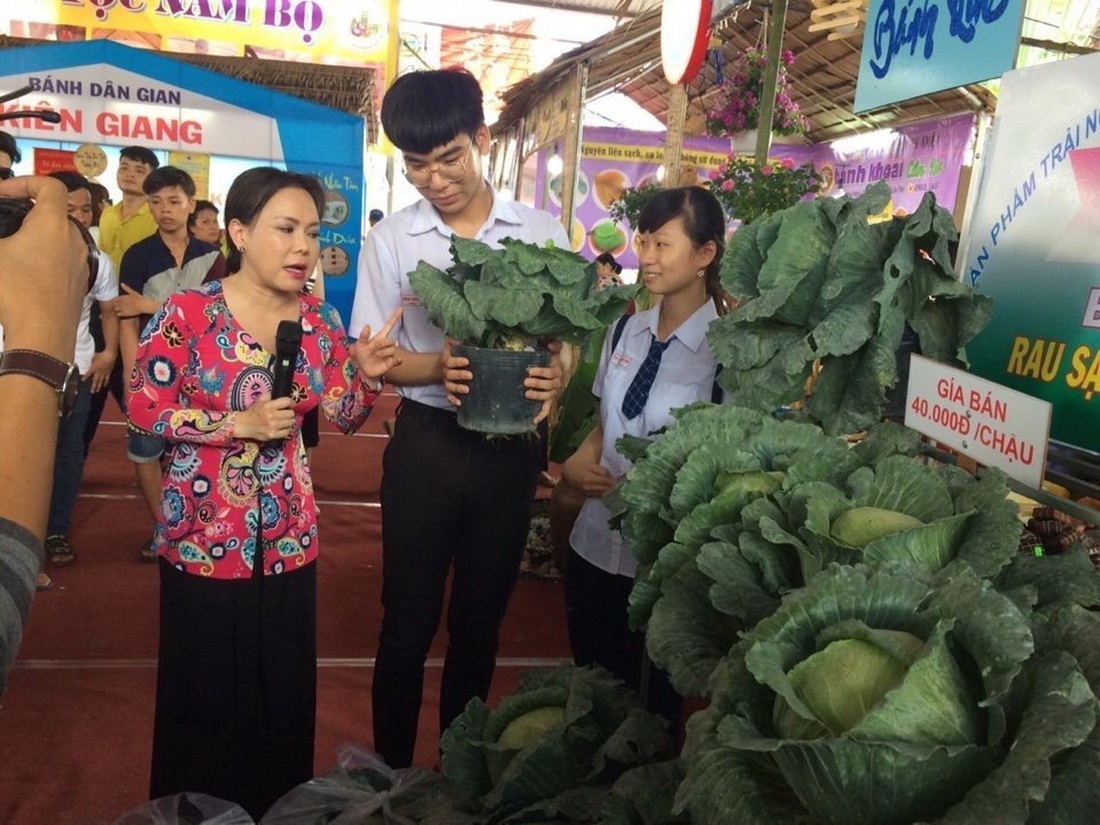 Độc đáo ngôi trường thầy trò trồng đầy bắp cải, rau, hoa - Ảnh 9.