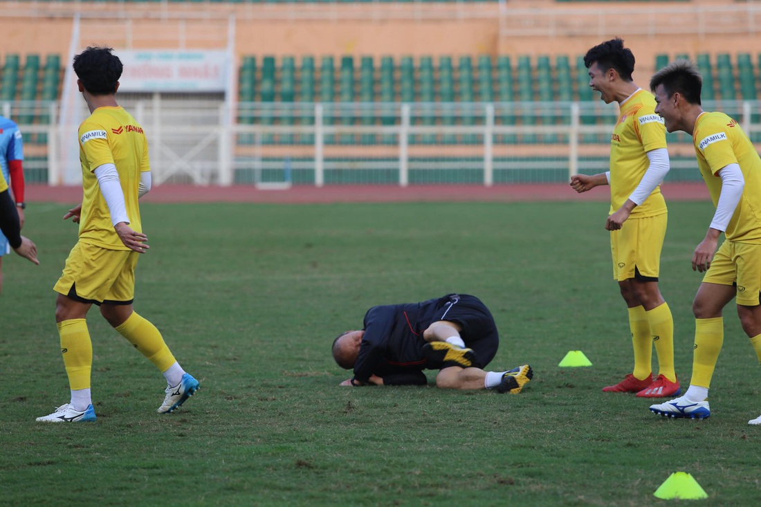 Thầy Park té lăn cù vì chơi bóng ma với học trò - Ảnh 7.