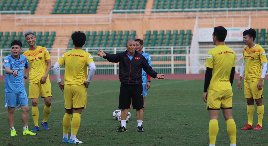 Thầy Park té lăn cù vì chơi bóng ma với học trò - Ảnh 3.