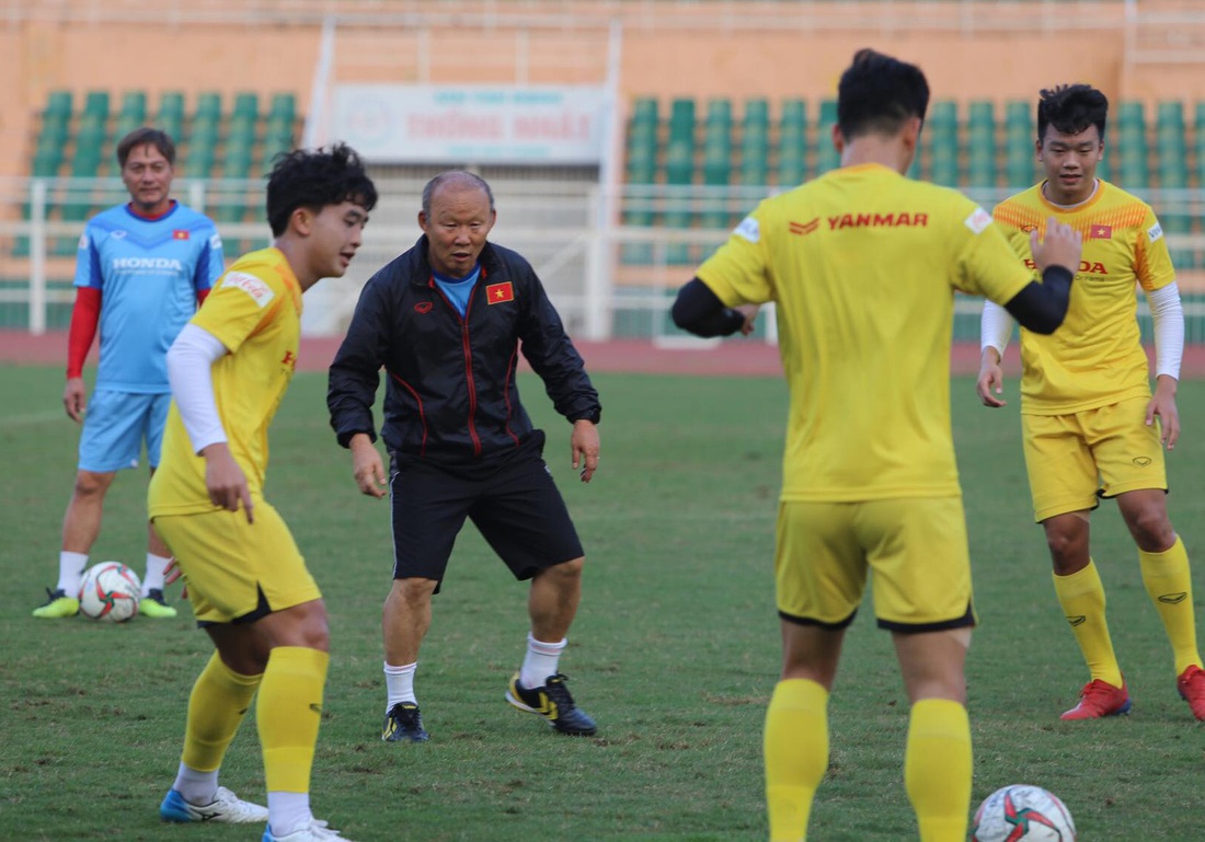 Thầy Park té lăn cù vì chơi bóng ma với học trò - Ảnh 4.