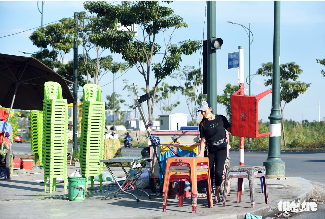 Hàng quán lề đường chuẩn bị đón khách xem pháo hoa, đón năm mới - Ảnh 1. Hàng quán lề đường chuẩn bị đón khách xem pháo hoa, đón năm mới - Ảnh 1.